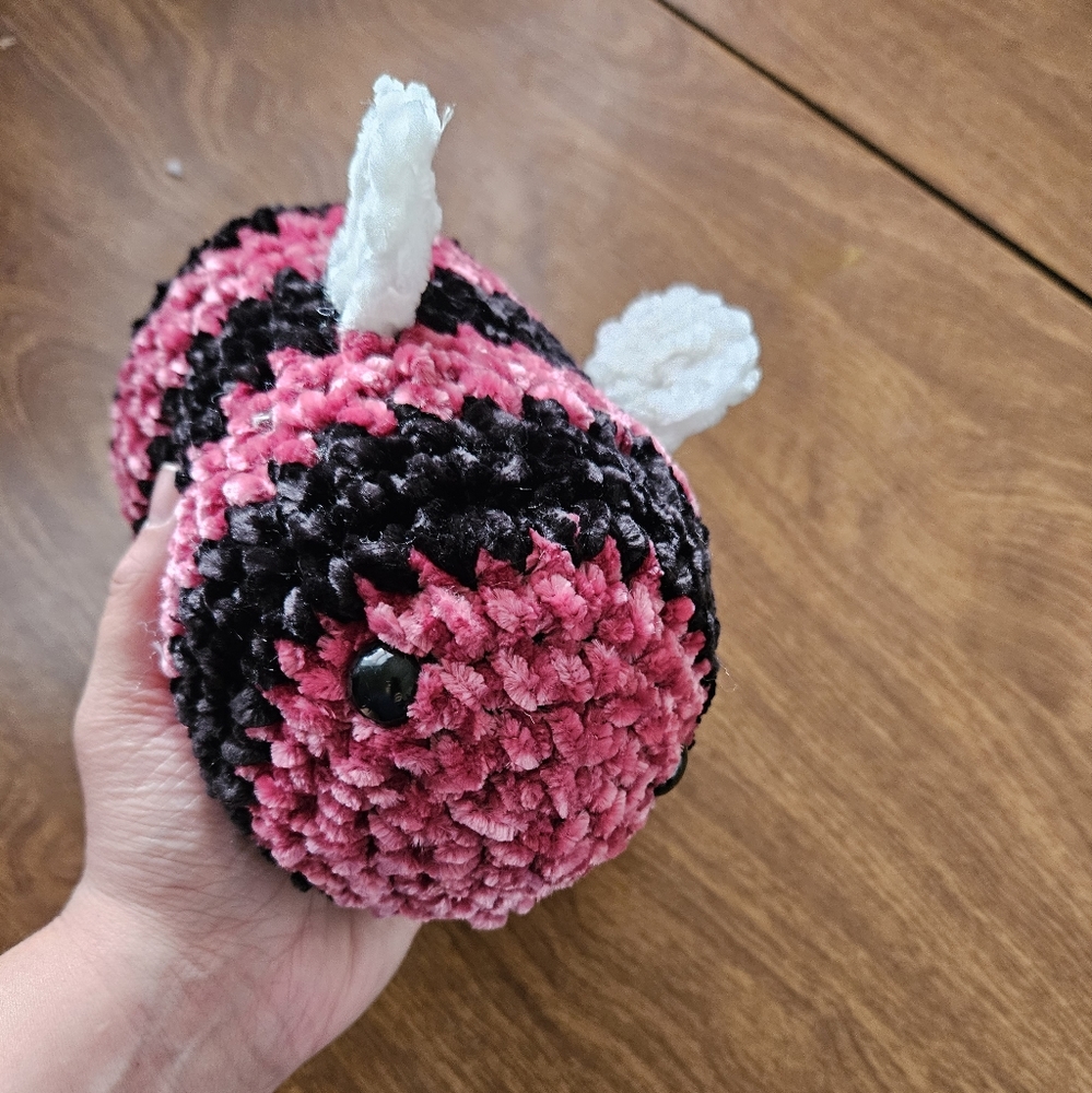Crochet Velvet Raspberry Bee - Picture 4 of 15
